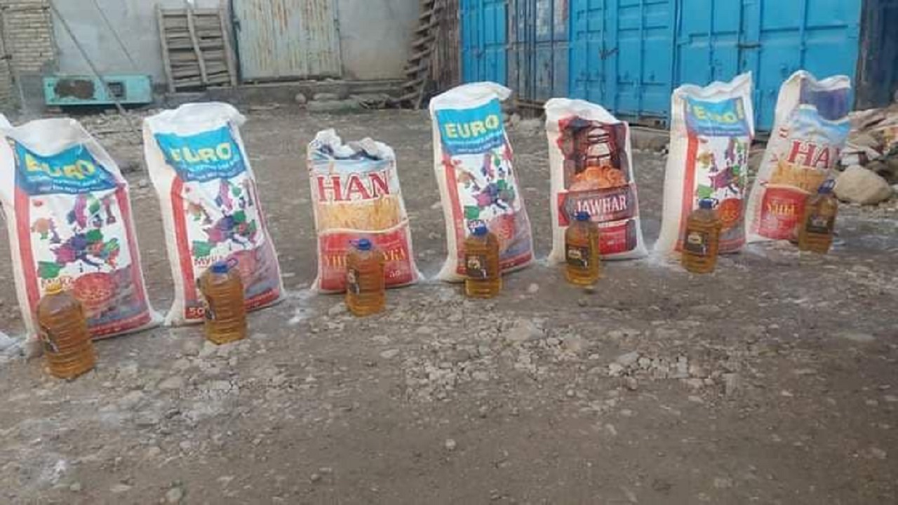 توزیع مواد خوراکی به خبرنگاران بلخ + تصاویر