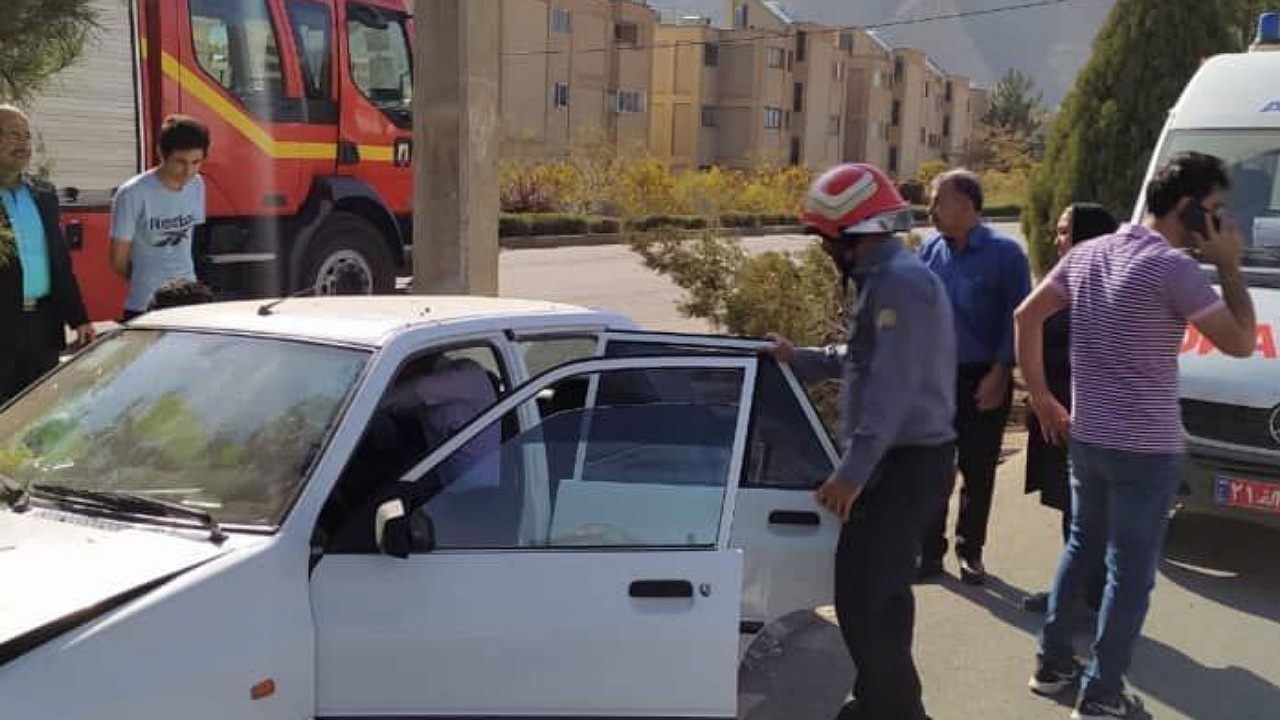 رهاسازی دو مصدوم حادثه برخورد پراید با درخت