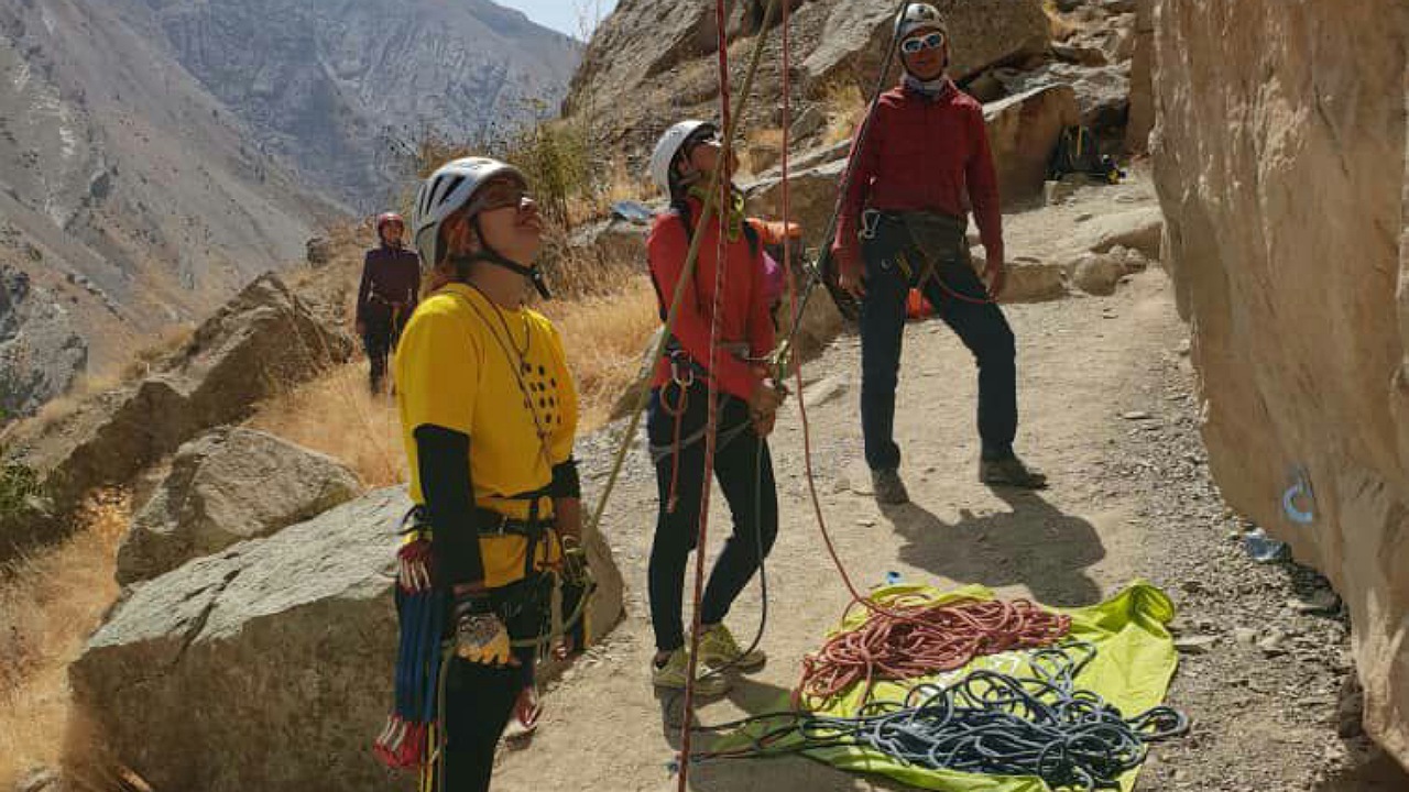نجات دو نوجوان گرفتار شده در کوهستان