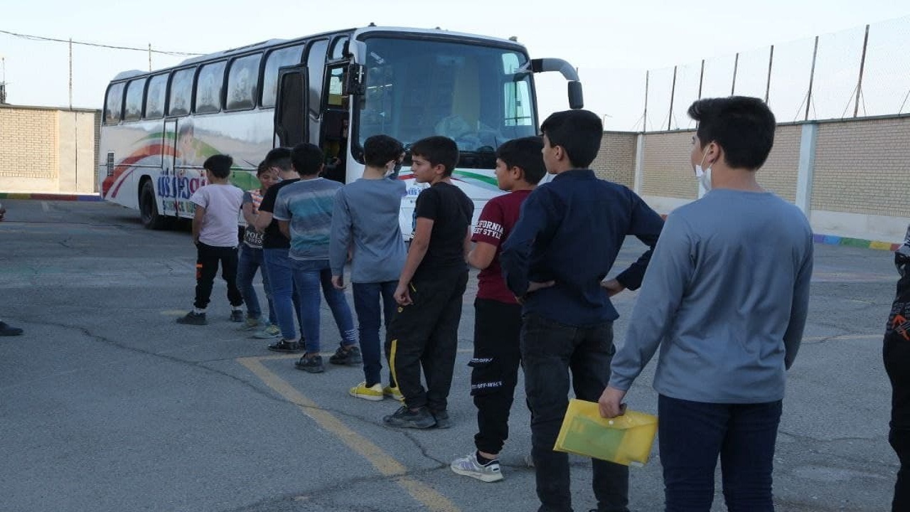 آغاز حضور اتوبوس علمی بنیاد احسان در مدارس شهرستان‌های حاشیه تهران