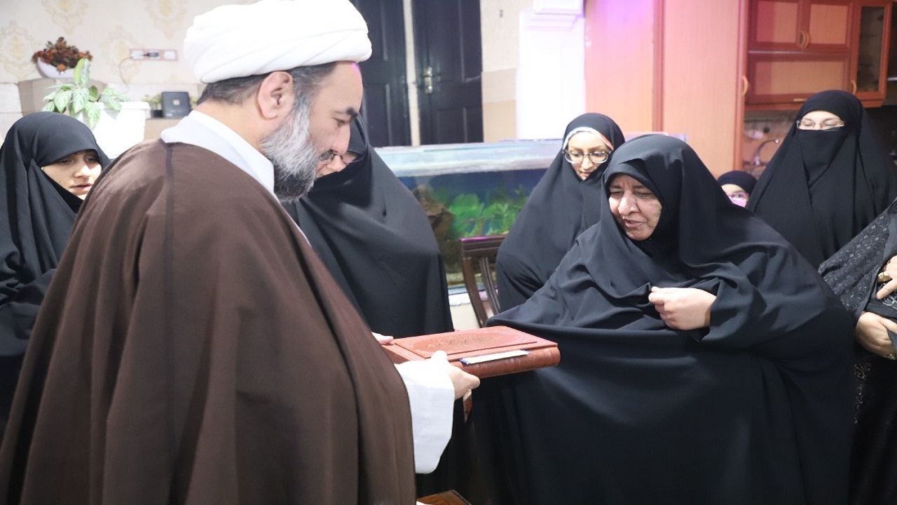حضورحجت الاسلام محامی در منازل خانواده‌های شهیدان وظیفه‌دان و بختیاری
