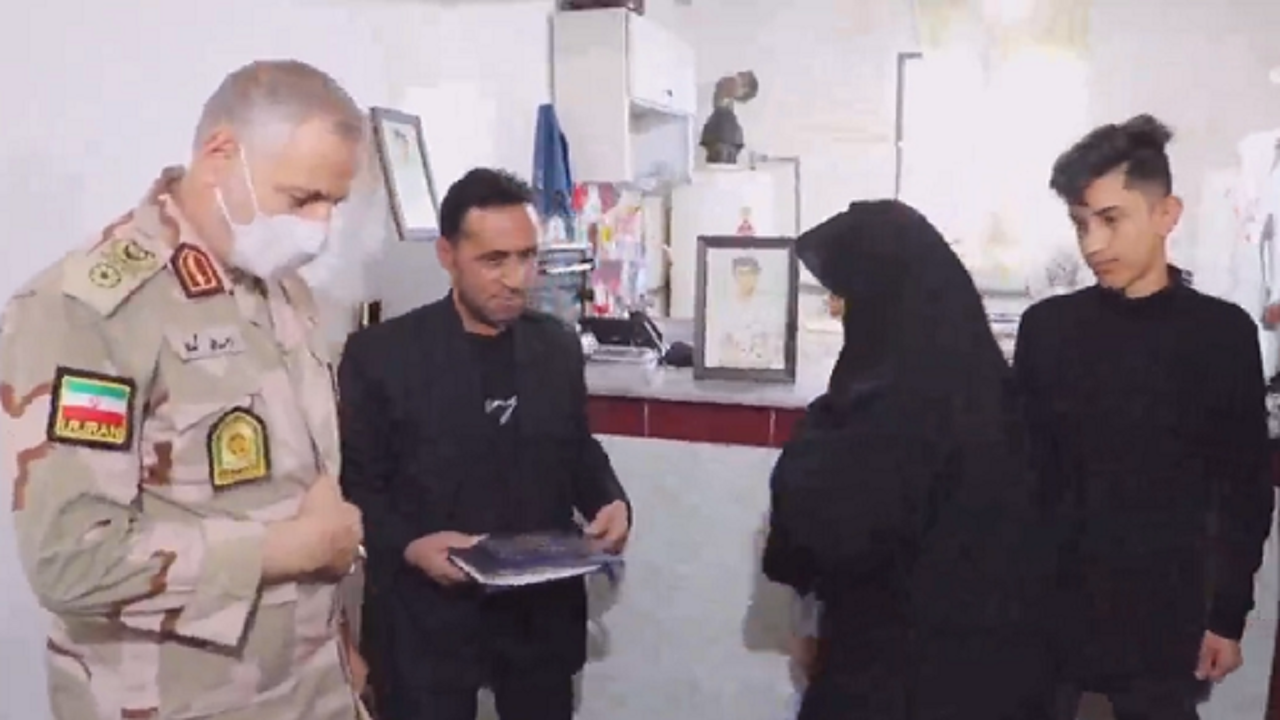 دیدار فرمانده مرزبانی ناجا با خانواده شهید مدافع وطن