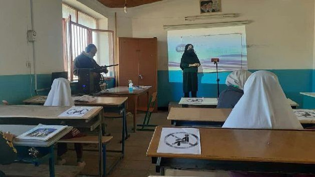 مستند "دست های با همدیگر"در شبکه گلستان به روی آنتن می رود