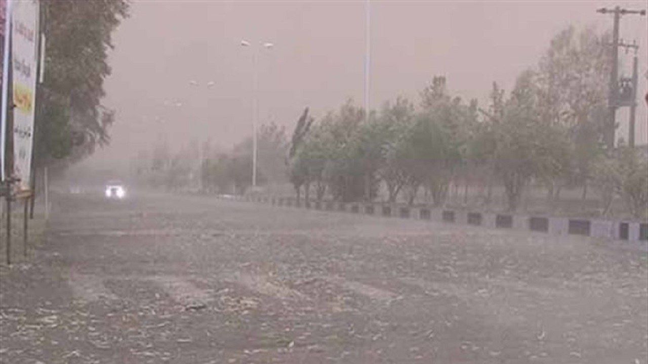 باد شدید و گردوخاک در راه استان مرکزی