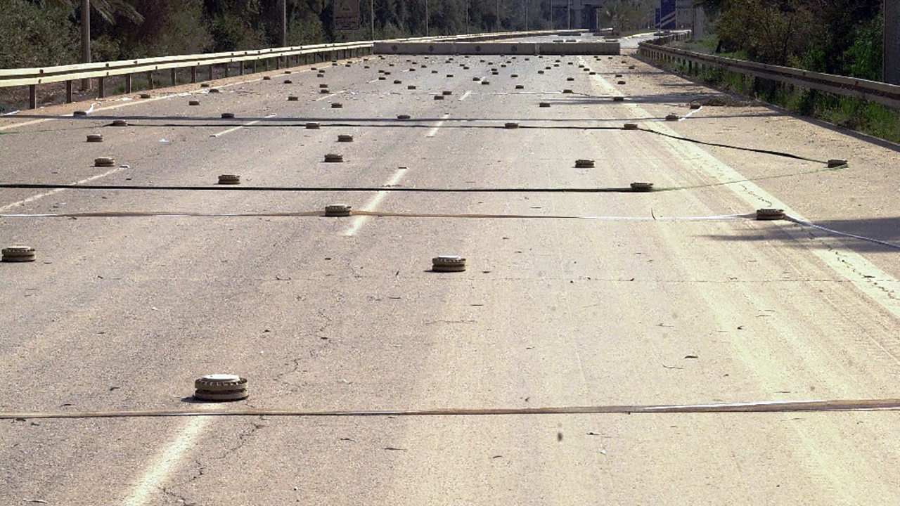 عبور ماشین‌ها از روی مین‌های وسط جاده + فیلم