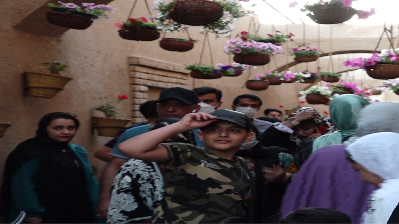 گردشگران نوروزی در کوچه های آشتی کنان یزد