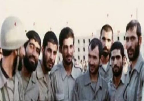 سروقامتی که سلاح فروافتاده برادرش را در دستانش فشرد