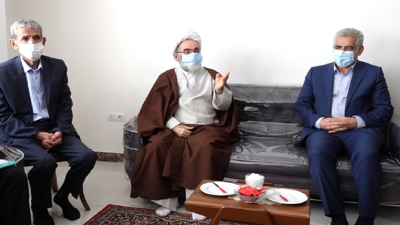 دیدار عیدانه نماینده ولی فقیه و استاندار گیلان با خانواده شهدا و ایثارگران