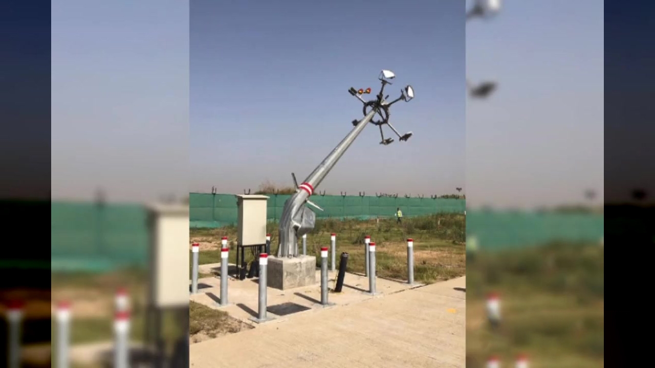 برخورد هواپیما با تیر برق در فرودگاه + فیلم