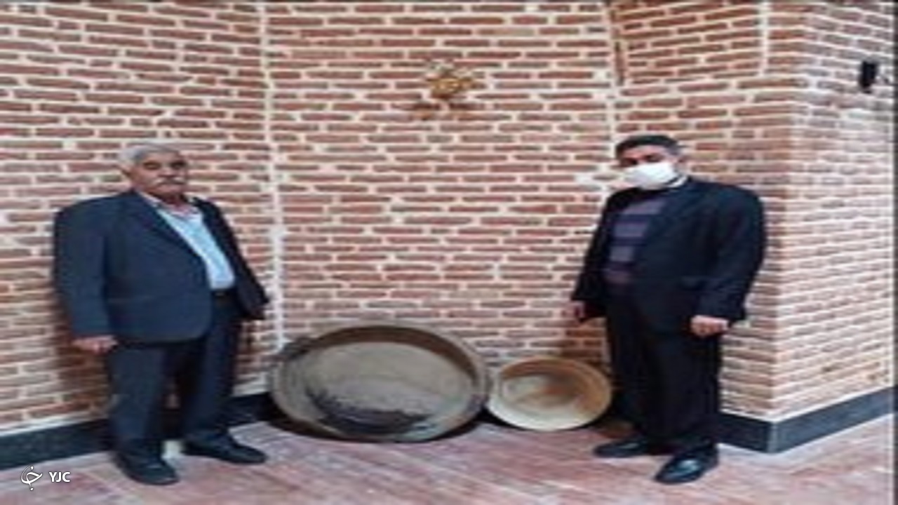 اهدای تغارهای چوبی و سفالی قدیمی به میراث‌فرهنگی سلماس