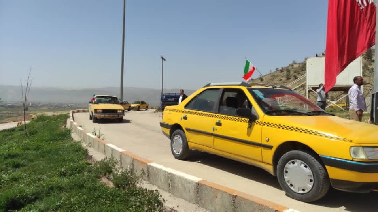 پرچم ایران، خون بهای شهدای والامقام است