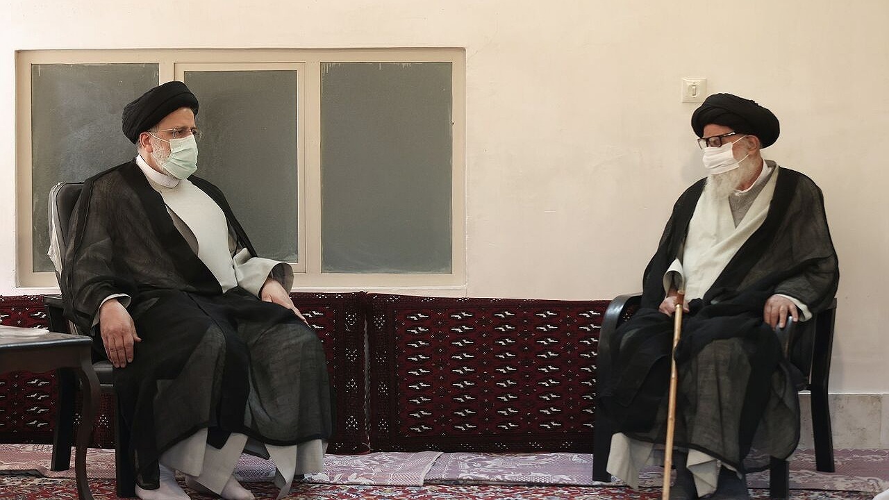دیدار رئیس جمهور با یکی از استادان حوزه علمیه خراسان