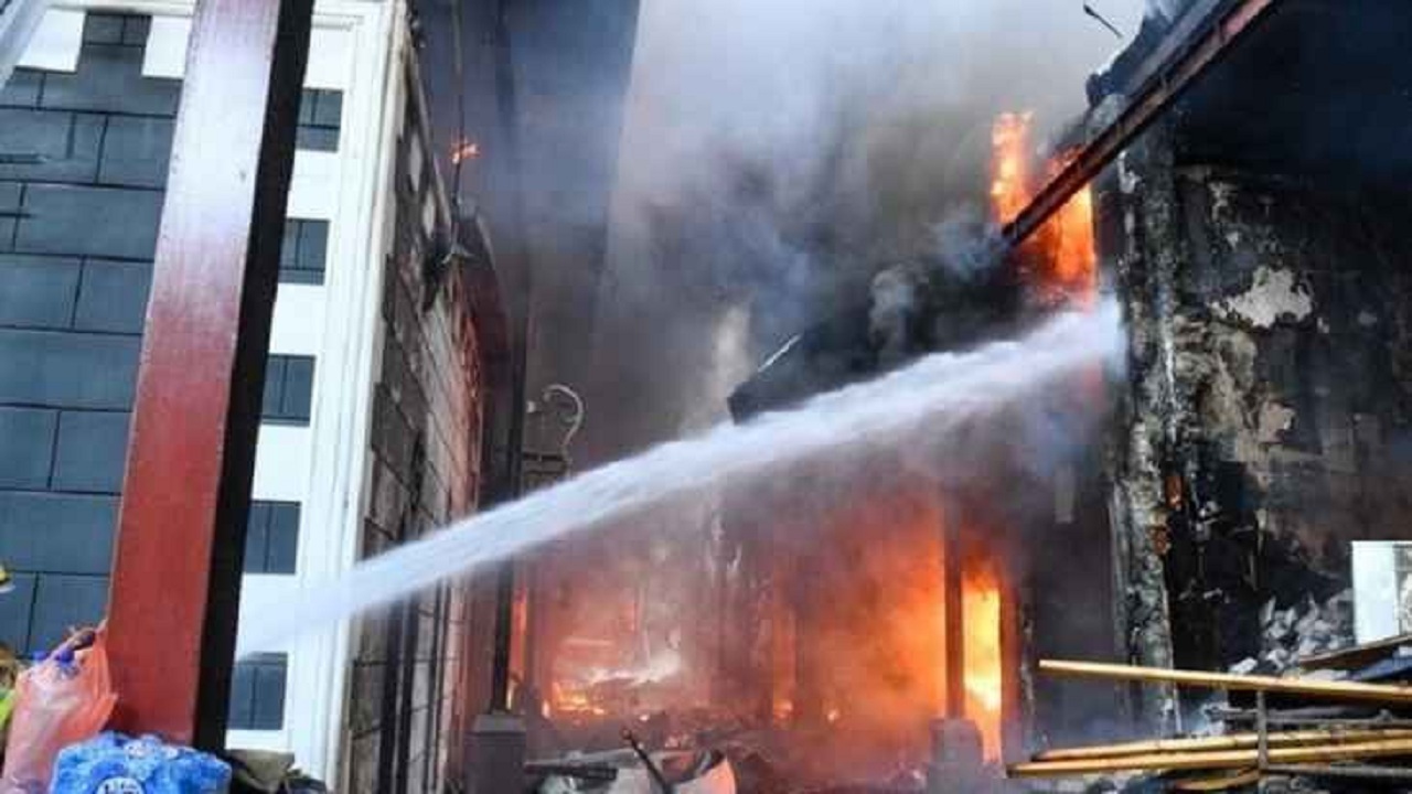 وقوع آتش‌سوزی در بازار تاریخی کویت و زخمی شدن ۱۴ نفر