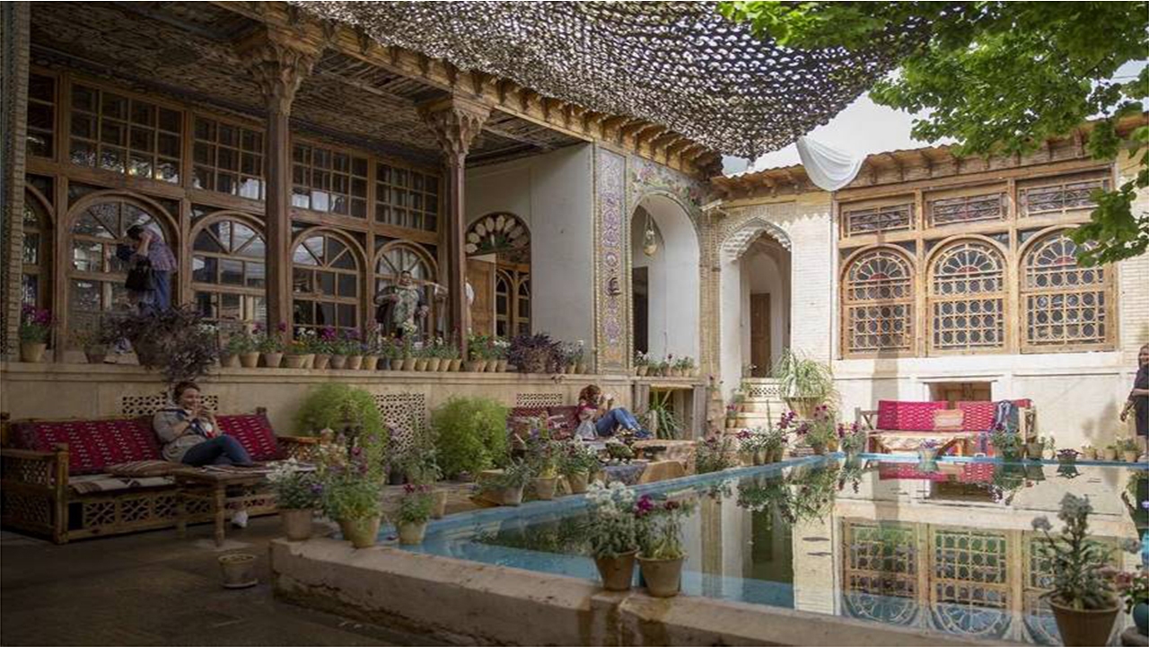 عمارت فروغ‌الملک شیراز؛ نمایش هنر معاصر در قلب تاریخ