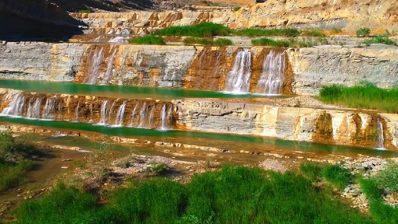 چشم نوازی آبشار پلکانی کیوان در شهرستان گچساران