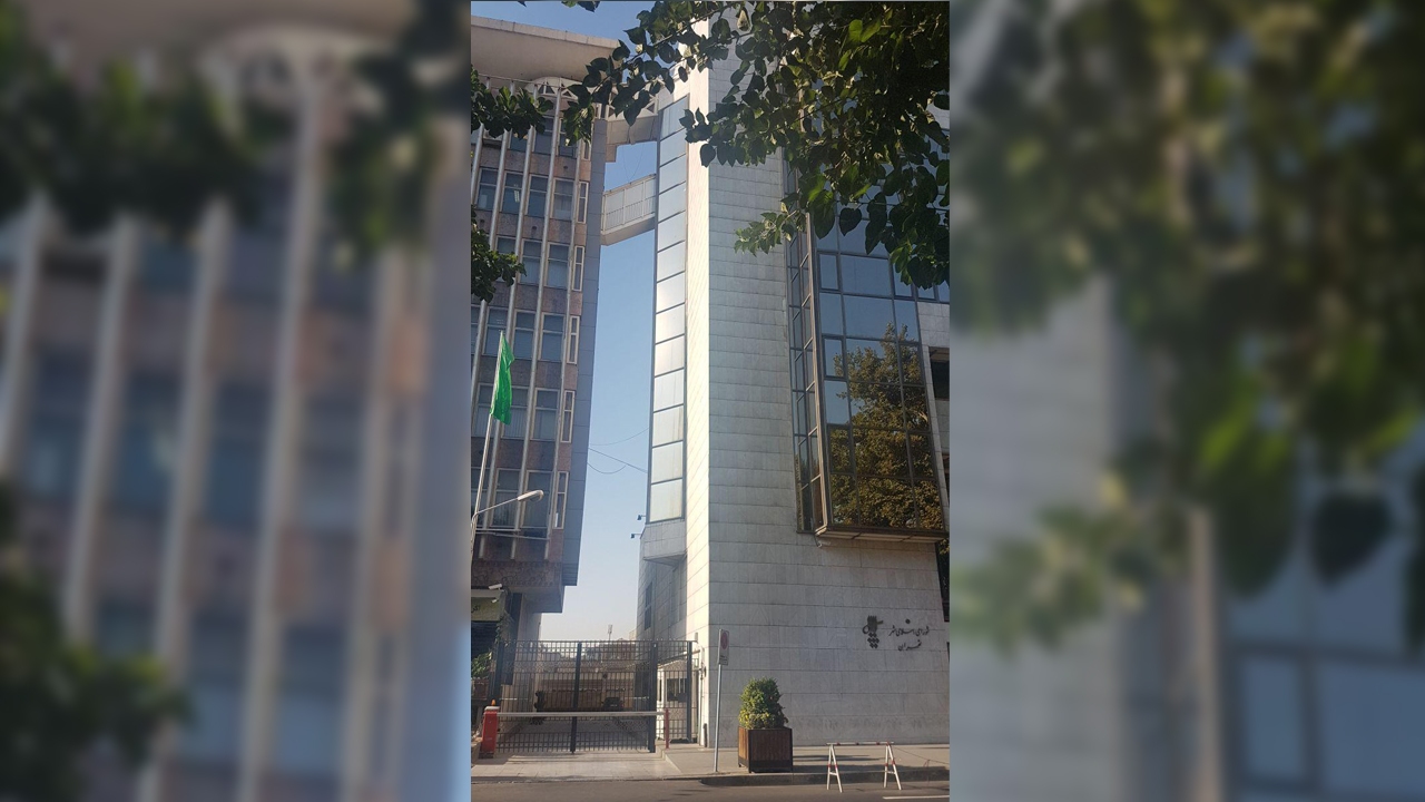 عضو شورای شهر پل اتصال ساختمان شهرداری و شورا را نکته‌ای مثبت خواند/ این دو ساختمان کاملاً به هم متصل هستند!