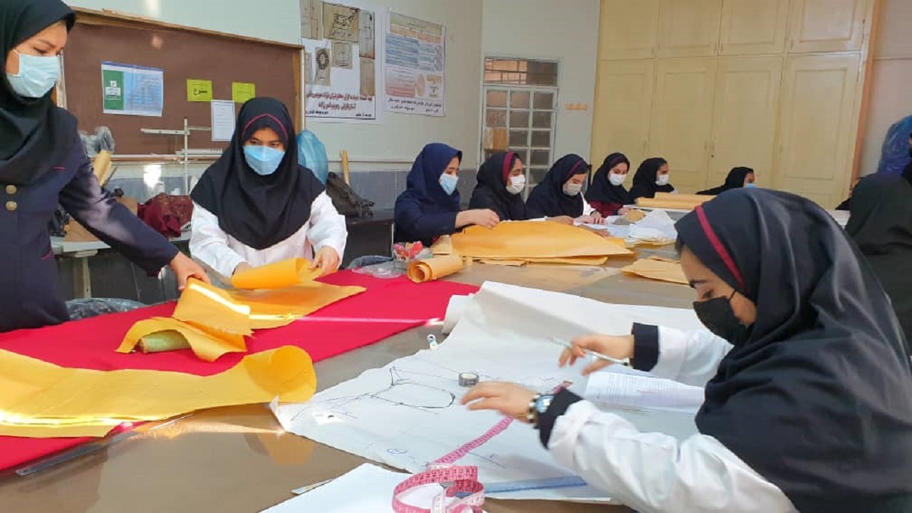 دانش آموزان آبادان به مدرسه بازگشتند