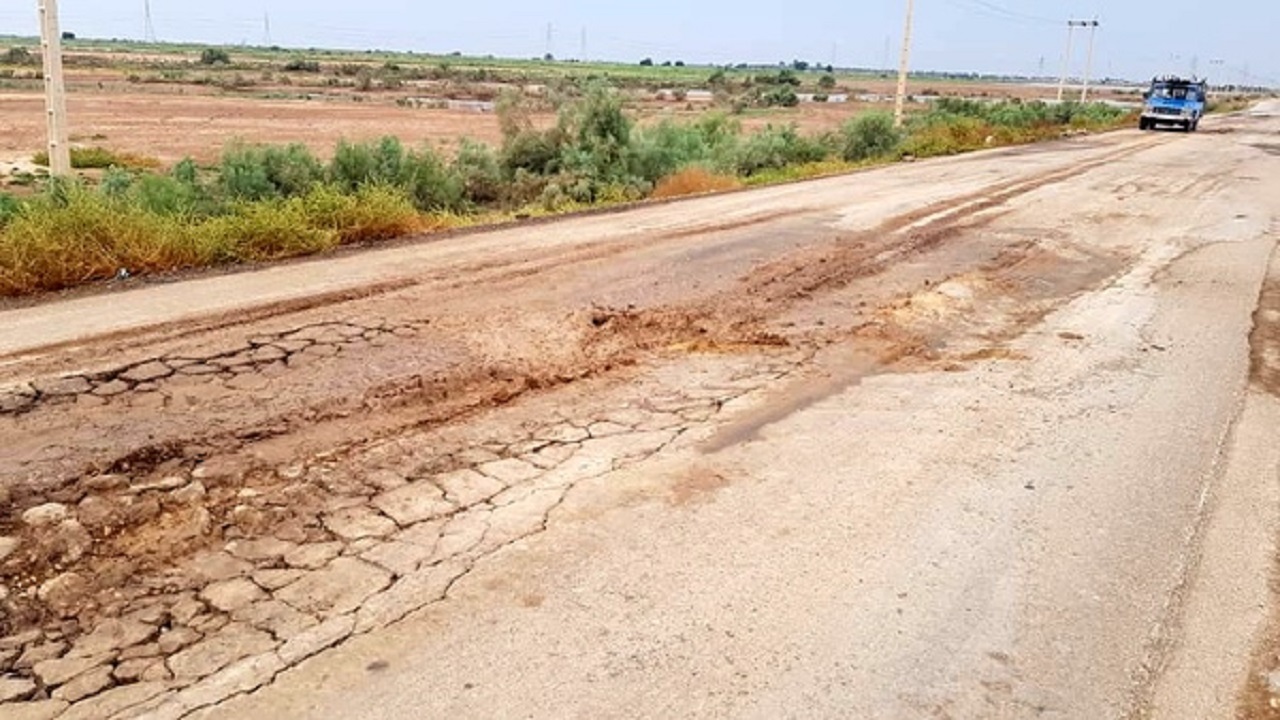 انتظار رانندگان جاده روستای شاهزاده عباس برای مرمت و بهسازی آسفالت + فیلم