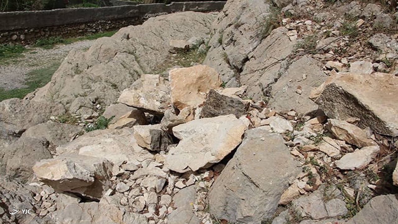 شکستن سنگ نگاره سراب بهرام در نورآباد شکستن سنگ نگاره سراب بهرام در نورآباد