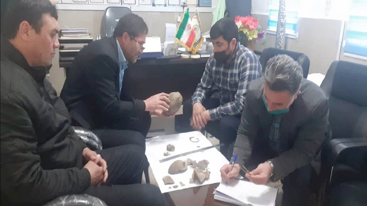 کشف ۳۷ قطعه اشیای تاریخی در شهر رضی