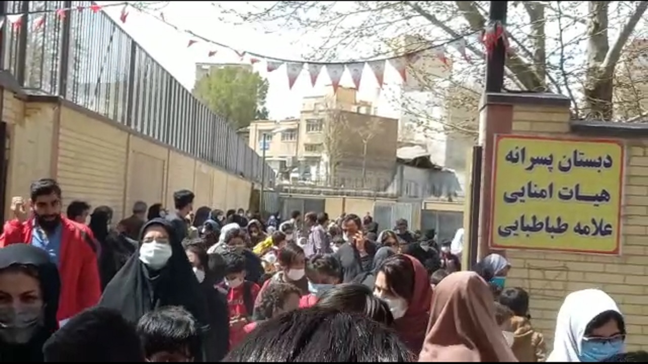 ازدحام و تداخل دانش آموزان دو مدرسه در همدان هنگام خروج از مدارس