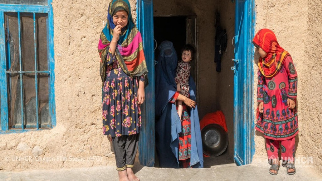 زنان و کودکان بار سنگین بحران انسانی در افغانستان را به دوش می‌کشند