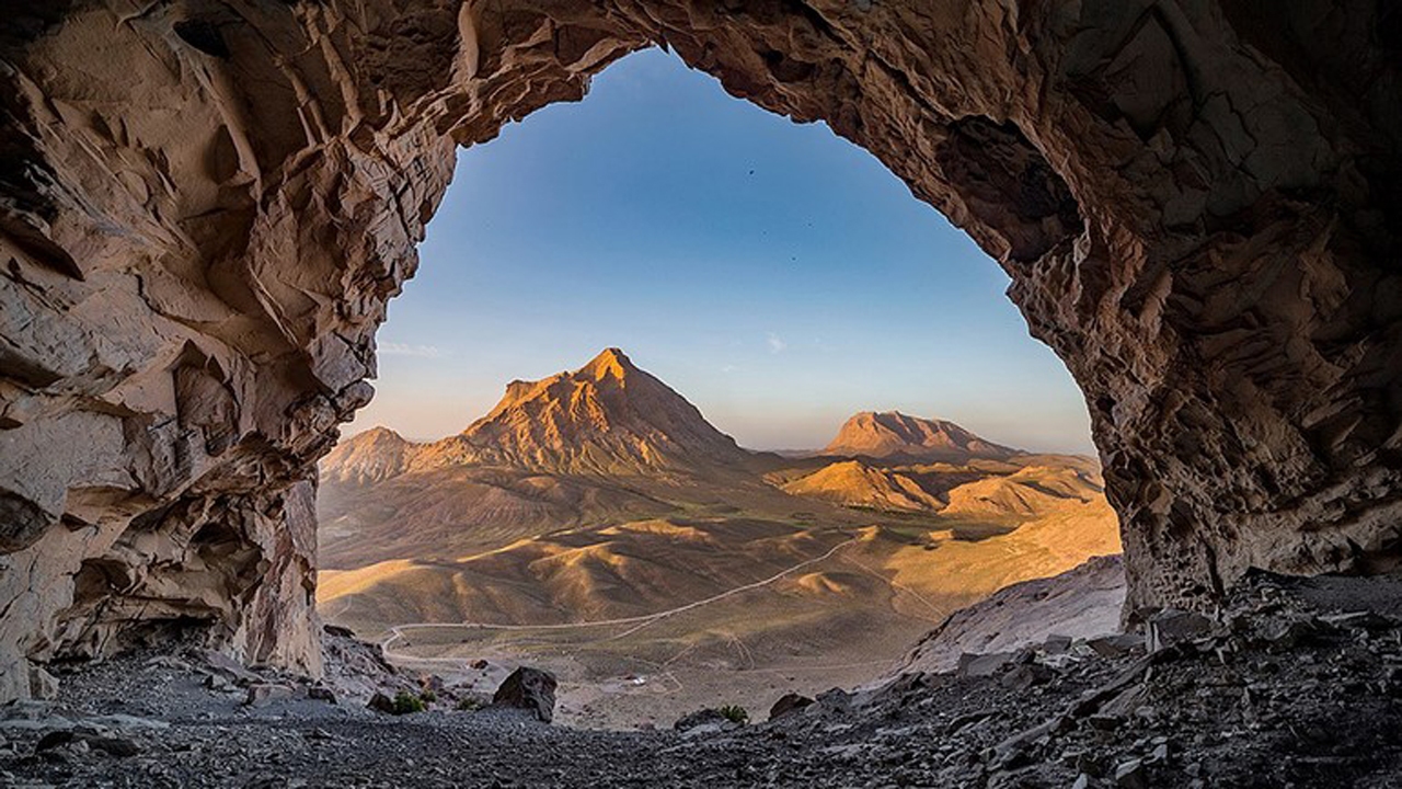 غار ایوب با بزرگترین دهانه در استان کرمان + فیلم
