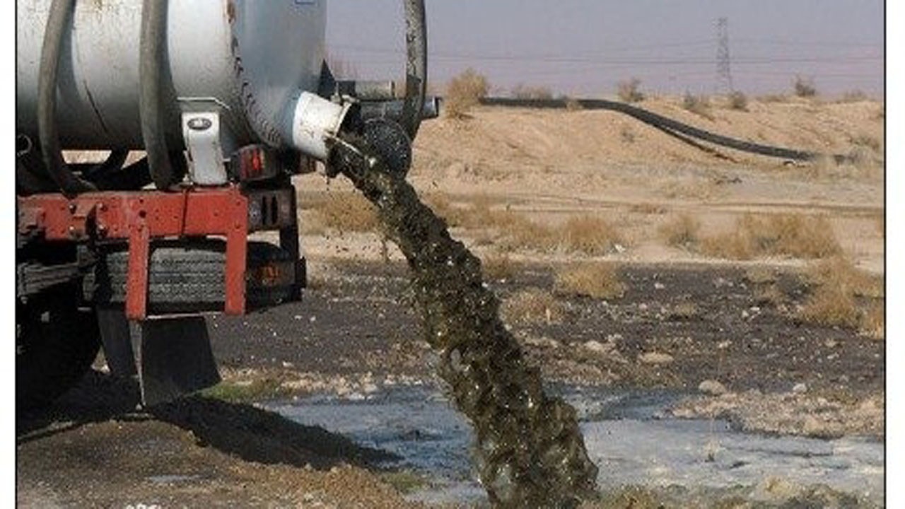 تخلیه فاضلاب انسانی در بازار سبزی فروشان + فیلم