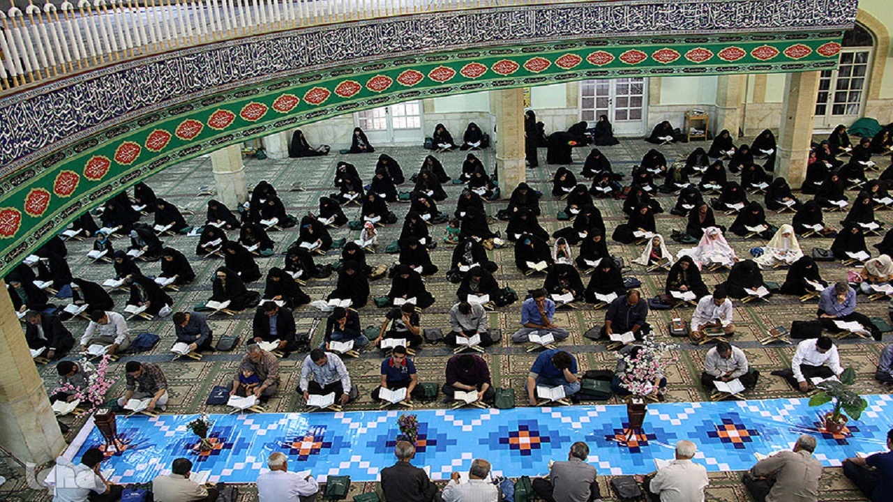 برگزاری محفل انس با قرآن کریم در میدان امام خمینی (ره) همدان