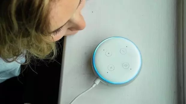 دست زدن کودک به برق