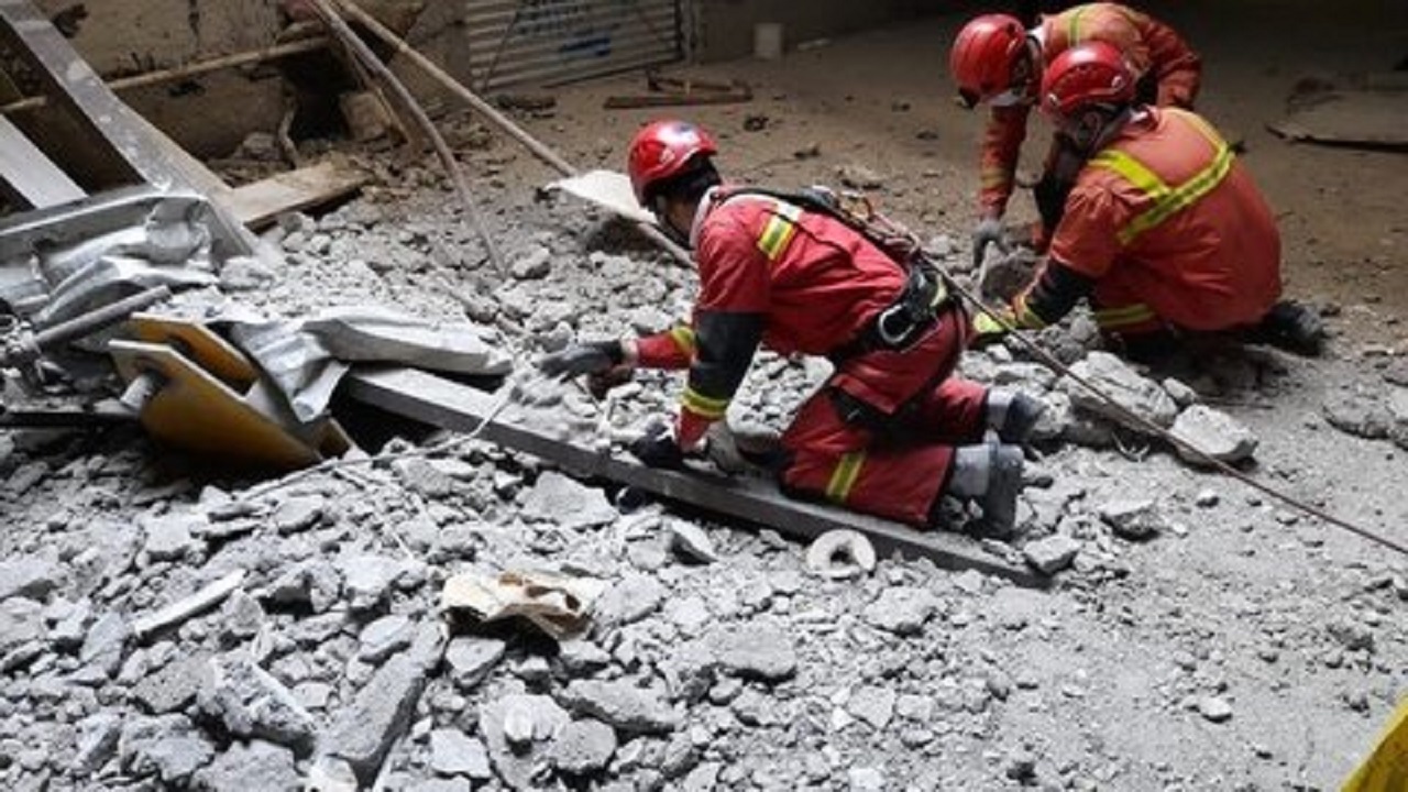 مصدوم شدن ۴ کارگر بر اثر ریزش آوار در نجف آباد