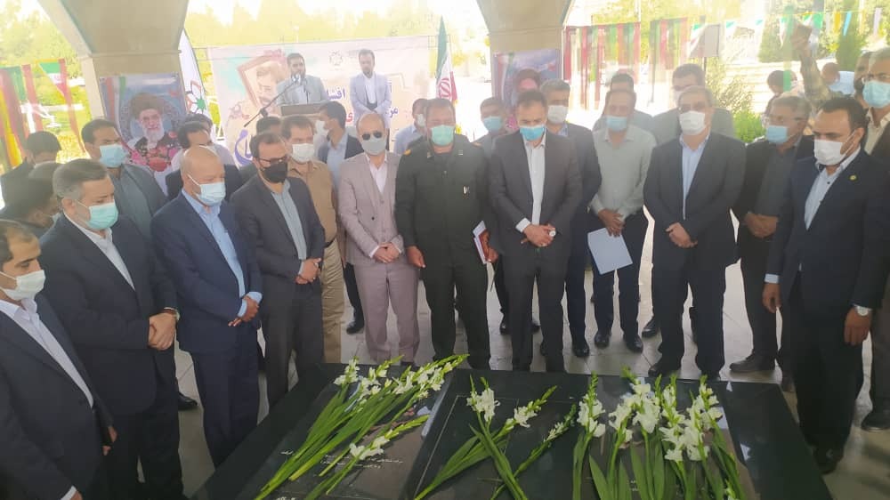 غبار روبی قبور مطهرشهدای گمنام در بوستان امام رضای شیراز