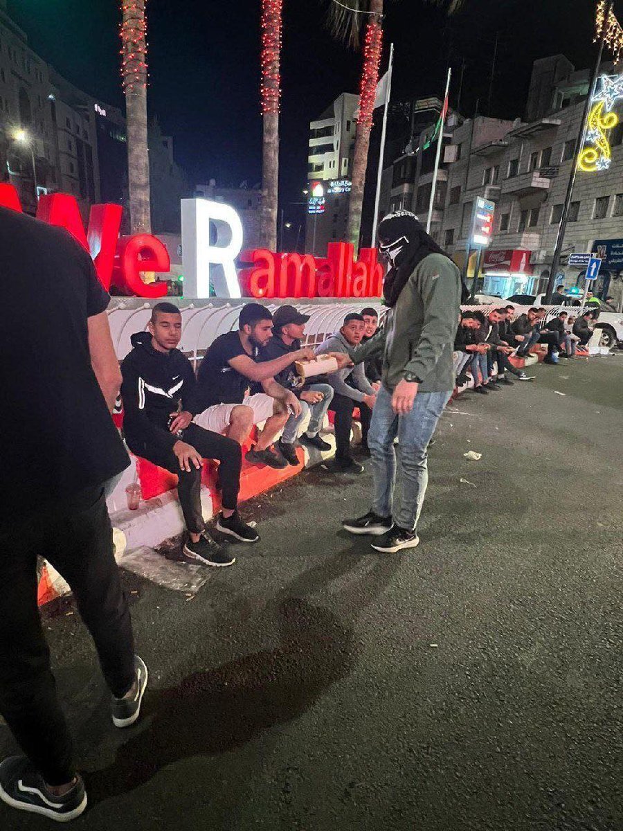پخش شیرینی در رام الله