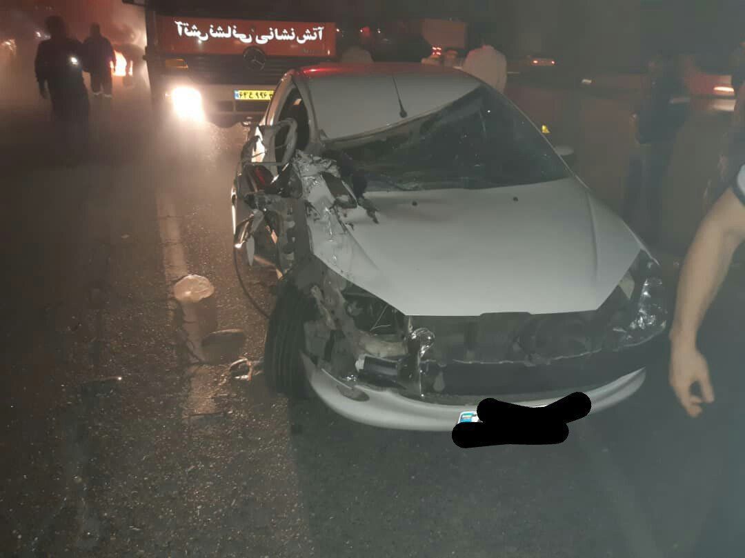 فوت خانم جوان و مصدومیت دو نفر در تصادف خودروی ۲۰۶ و کامیون