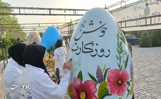 هنرنماییِ هنرمندان نقاش در جشنواره رنگ&zwnj;آمیزی اِلمان&zwnj;های تخم&zwnj;مرغی در بافق +تصاویر