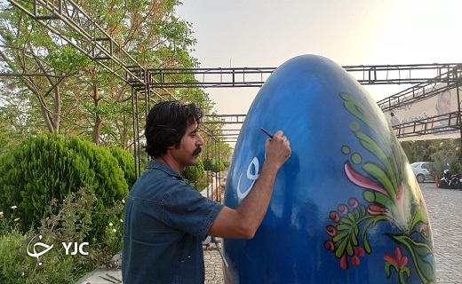 هنرنماییِ هنرمندان نقاش در جشنواره رنگ&zwnj;آمیزی اِلمان&zwnj;های تخم&zwnj;مرغی در بافق +تصاویر