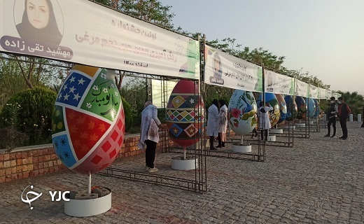 هنرنماییِ هنرمندان نقاش در جشنواره رنگ&zwnj;آمیزی اِلمان&zwnj;های تخم&zwnj;مرغی در بافق +تصاویر