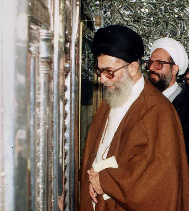 آیت الله ری شهری در جوانی کنار رهبر انقلاب