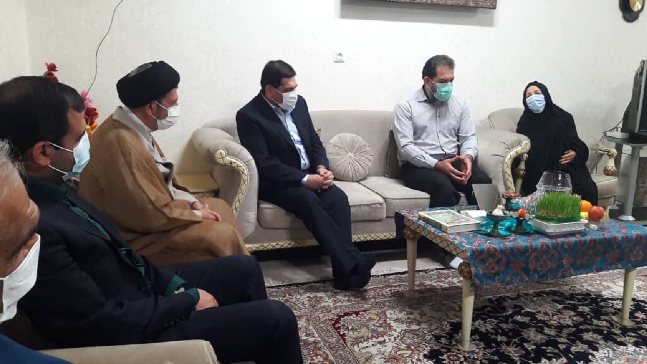 معاون اول رئیس جمهور با خانواده‌های معظم شهدا در دزفول دیدار کرد