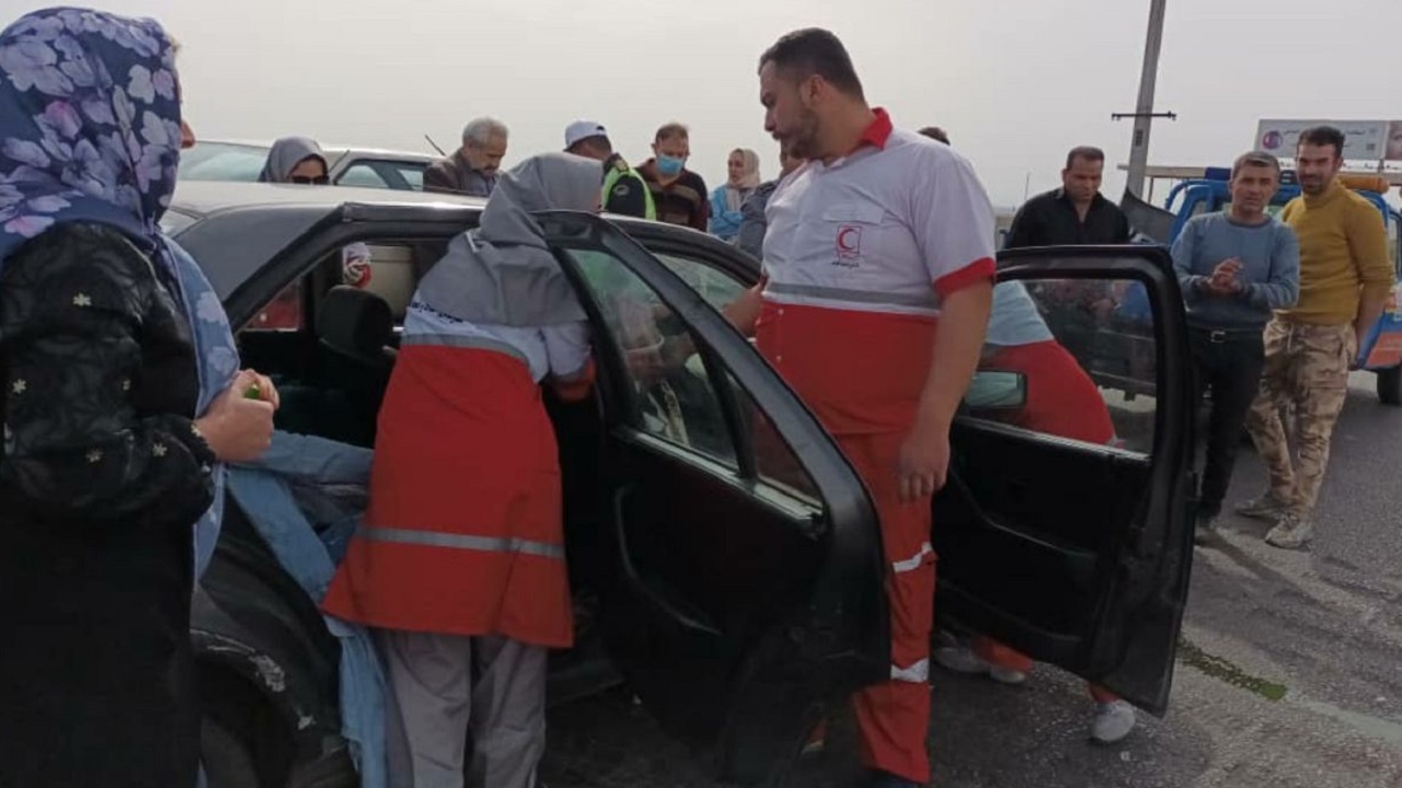 برخورد یک دستگاه بنز با یک دستگاه پژو در اتوبان قزوین _ کرج