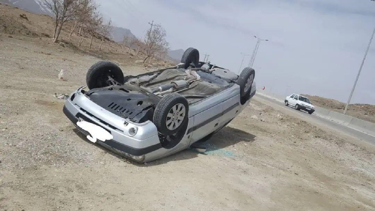 واژگونی یک دستگاه خودرو پژو در گردنه اسد آباد