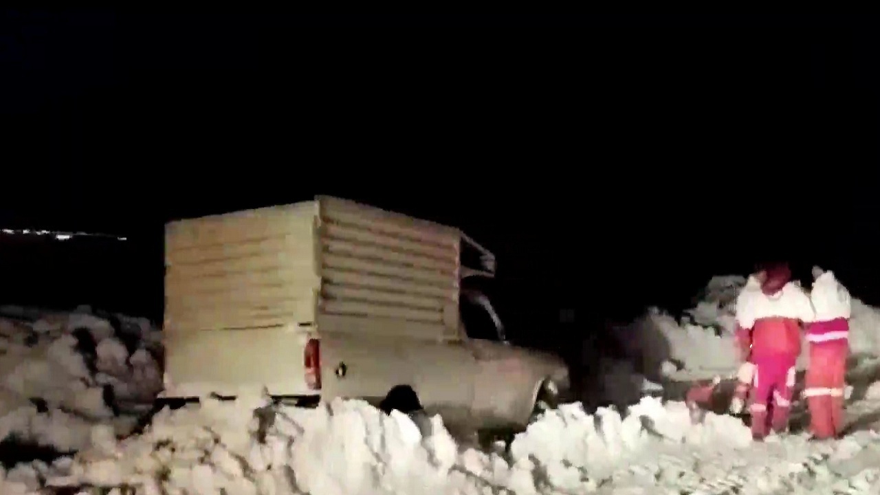 امداد رسانی به ۱۲۰ خودروی گرفتار شده در کولاک هریس