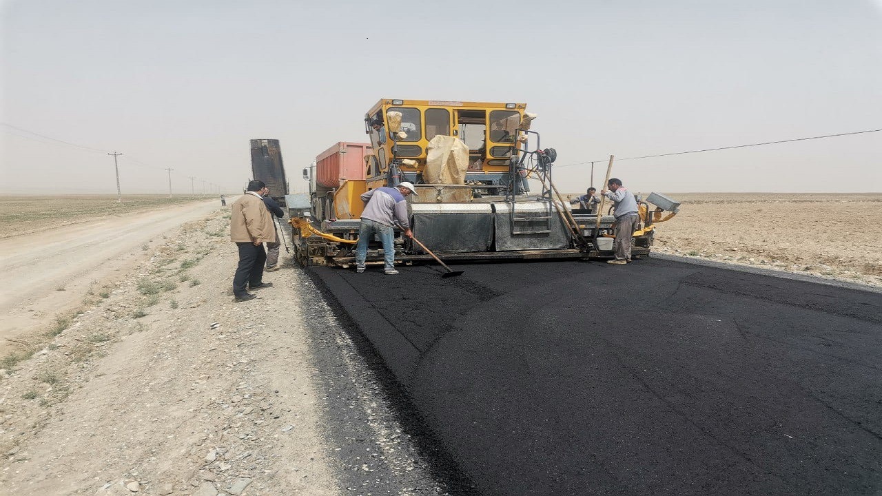 پس از ۱۰ سال انتظار عملیات اجرایی پروژه آسفالت روستای گیامی آغاز شد