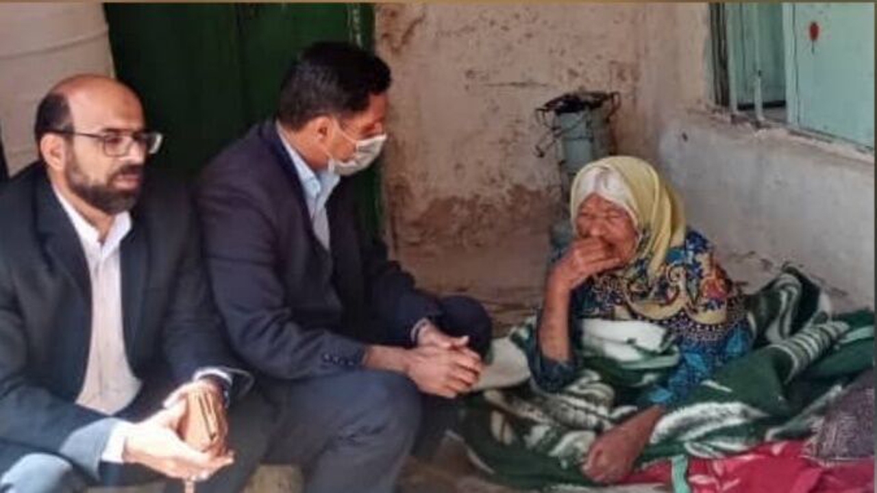 مسئولان به یاری بانوی سالمند روستای کندازی مرودشت شتافتند