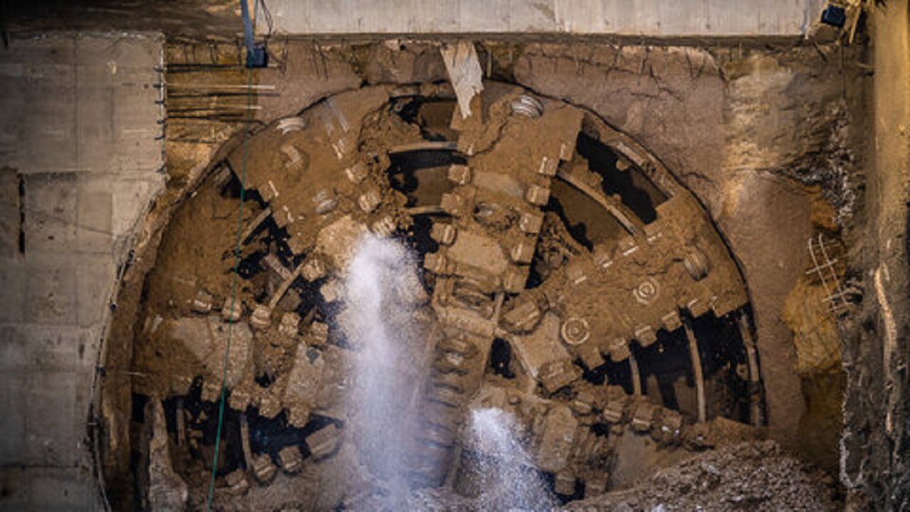 خروج دستگاه TBM از ایستگاه شهید خرازی اصفهان