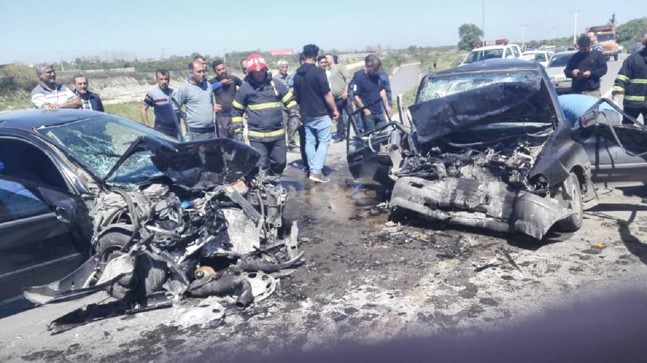 نجات سرنشینان محبوس حادثه تصادف در ساری