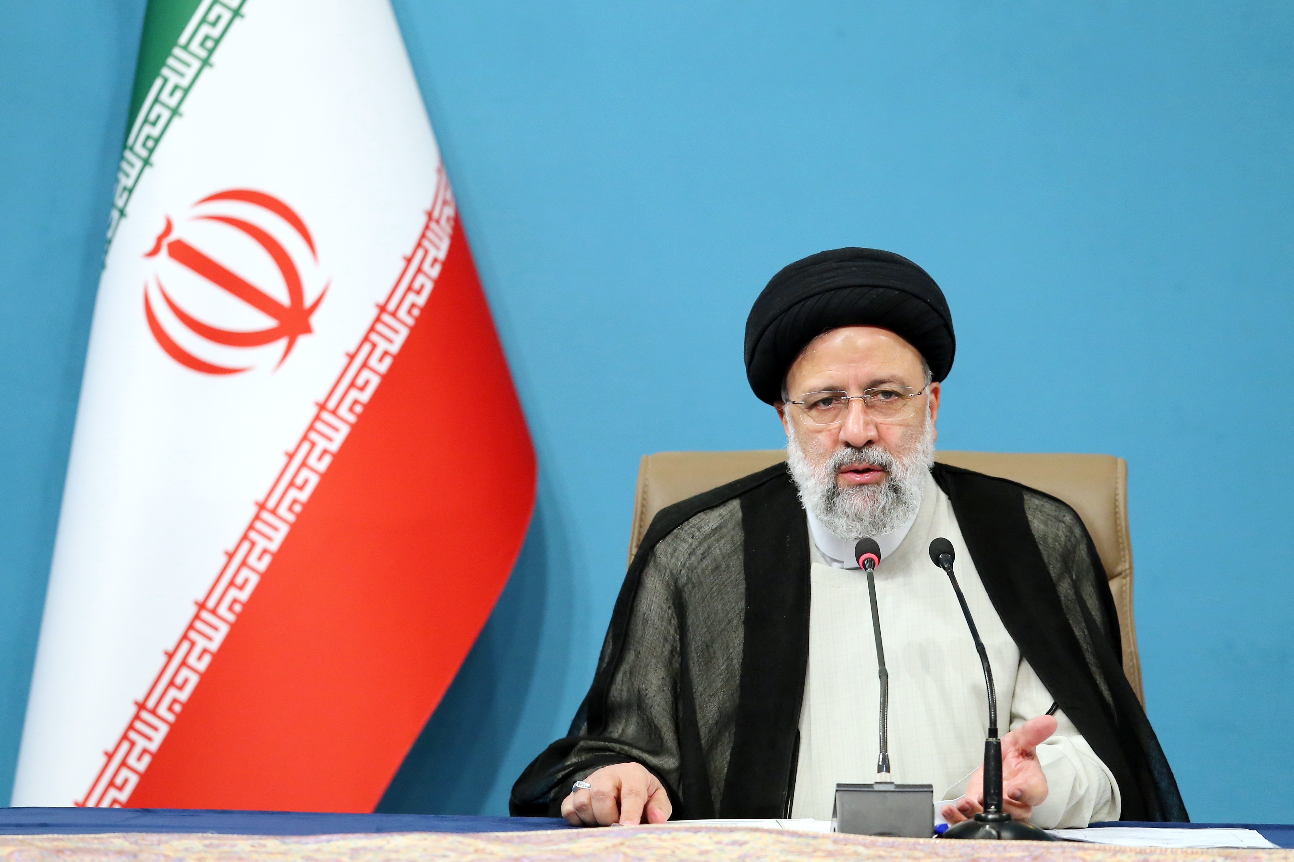 کار فرهنگی و کار اقتصادی هر دو اولویت کشور هستند و باید مورد توجه قرار بگیرند