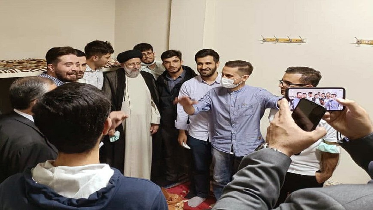 افطار رئیس جمهور ایران در خوابگاه دانشجویان ایرانی و افغانستانی + تصاویر
