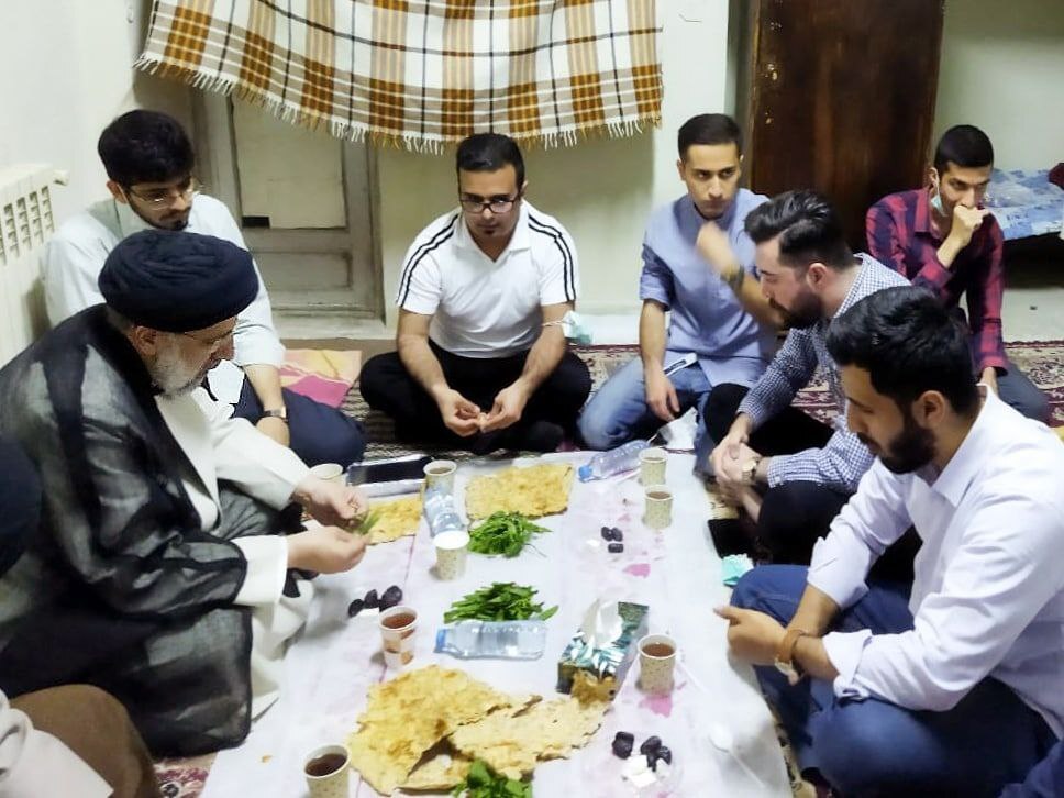 افطار رئیس جمهور ایران در خوابگاه دانشجویان ایرانی و افغانستانی + تصاویر افطار رئیس جمهور ایران در خوابگاه دانشجویان ایرانی و افغانستانی + تصاویر