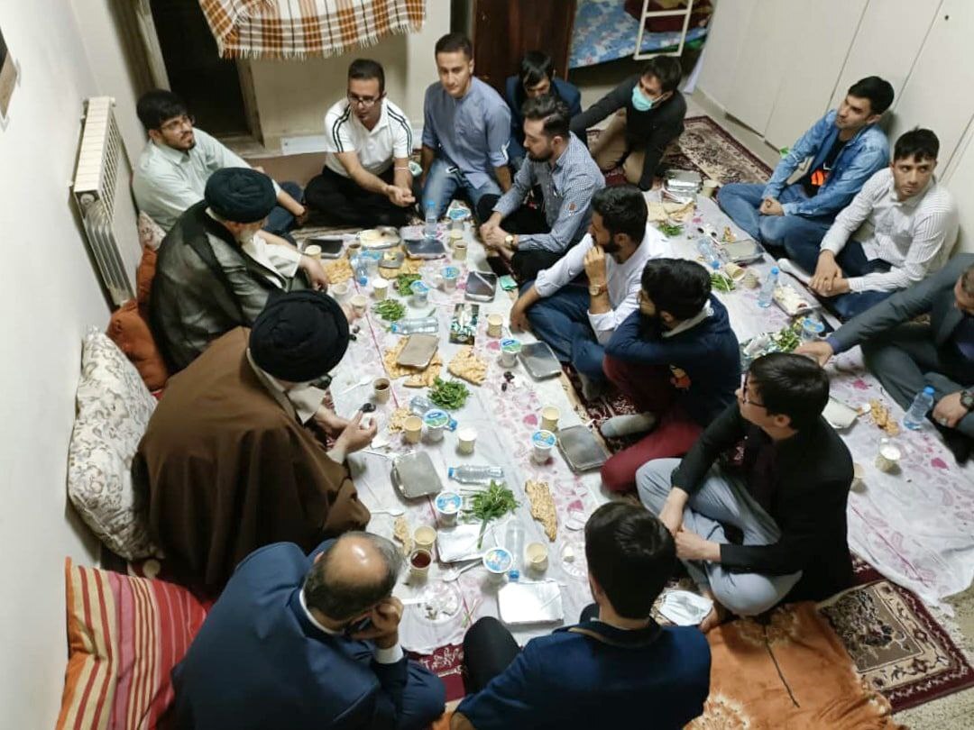 افطار رئیس جمهور ایران در خوابگاه دانشجویان ایرانی و افغانستانی + تصاویر افطار رئیس جمهور ایران در خوابگاه دانشجویان ایرانی و افغانستانی + تصاویر